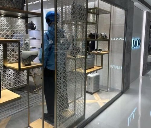 迪奥假人模特穿搭撞衫外卖员 店员：滑雪服售价超8万-第1张图片