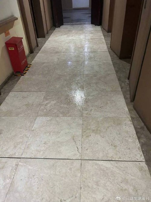 对联在哭泣墙壁在流泪 网友：回南天堪称中式恐怖-第3张图片