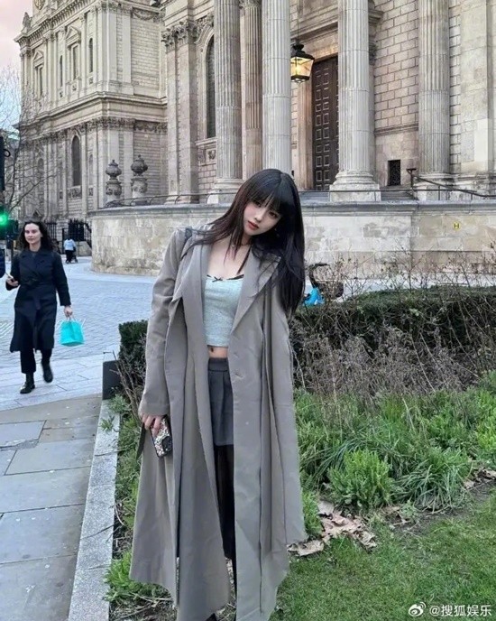 汪峰女儿小苹果晒留学照 19岁少女黑丝短裙亭亭玉立-第1张图片