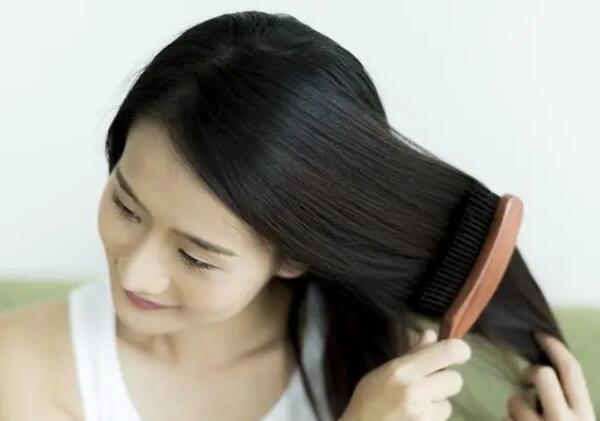 蚂蚁庄园3月2日讯:俗话说，梳头千遍，病少一半。什么样的有头发的人更适合梳头？-第3张图片