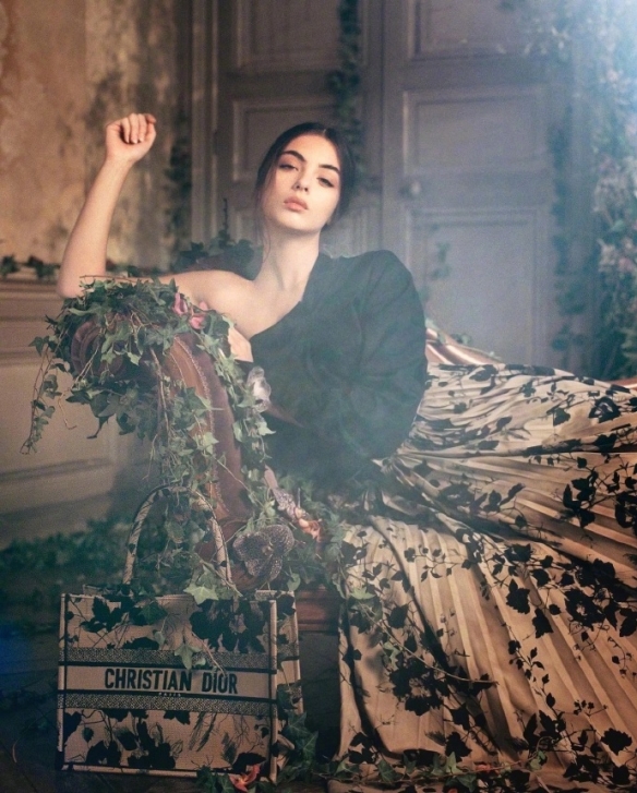 “球花”之女Deva Cassel杂志写真 性感诱惑不输母亲-第9张图片