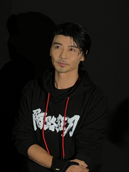 张晋拍《陌路狂刀》跟腱断了 顺便考了无人机驾驶证-第1张图片