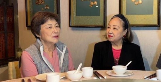 TVB老戏骨批年轻演员阵仗大 要人撑伞端茶扇风-第2张图片