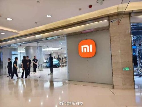 小米汽车旗舰店看车需要排队 顾客都在观望价格-第1张图片
