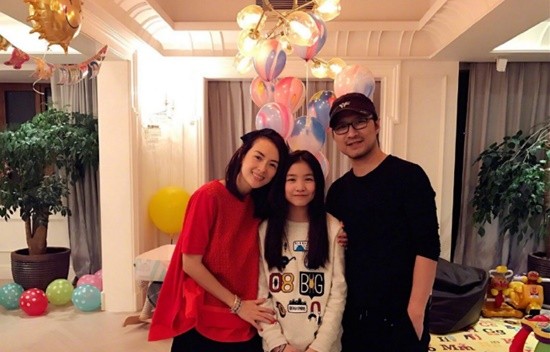 汪峰女儿小苹果晒留学照 19岁少女黑丝短裙亭亭玉立-第9张图片