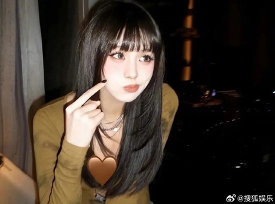 汪峰女儿小苹果晒留学照 19岁少女黑丝短裙亭亭玉立-第8张图片