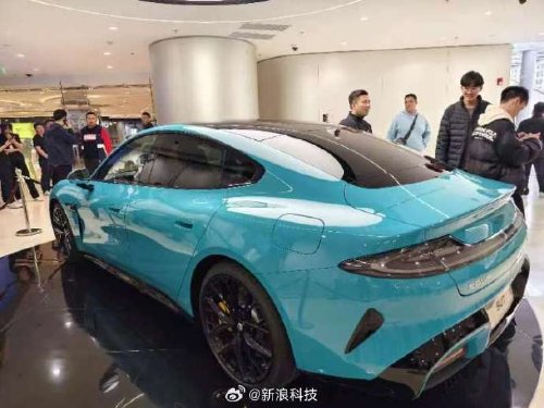 小米汽车旗舰店看车需要排队 顾客都在观望价格-第2张图片