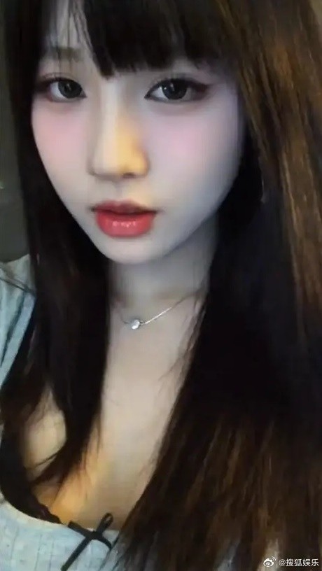 汪峰女儿小苹果晒留学照 19岁少女黑丝短裙亭亭玉立-第5张图片