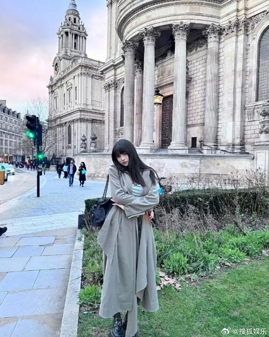 汪峰女儿小苹果晒留学照 19岁少女黑丝短裙亭亭玉立-第3张图片