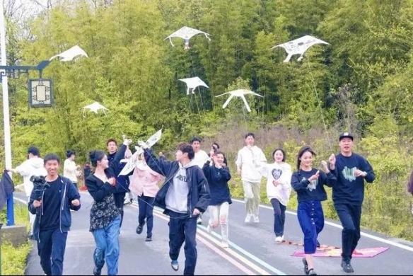 高校放7天春假鼓励学生赏花恋爱 网友：神仙学校哇！-第3张图片