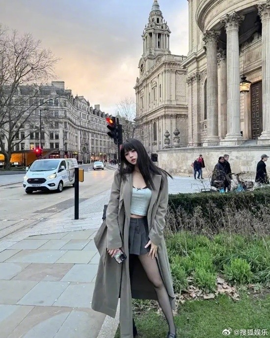 汪峰女儿小苹果晒留学照 19岁少女黑丝短裙亭亭玉立-第2张图片