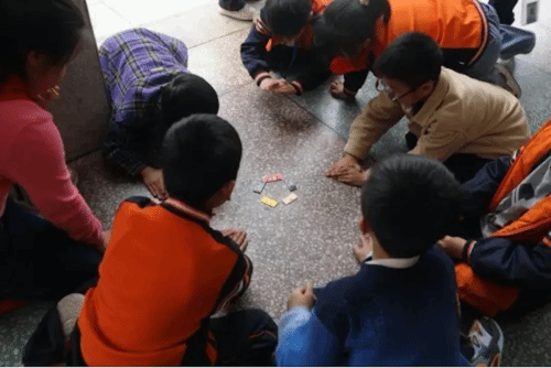 央视网评小学生玩烟卡 玩玩烟卡不必紧张兮兮-第2张图片