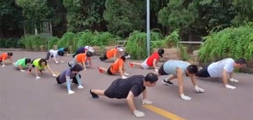 老人扎堆鳄鱼爬硬核锻炼 医生:坏处多于好处-第2张图片