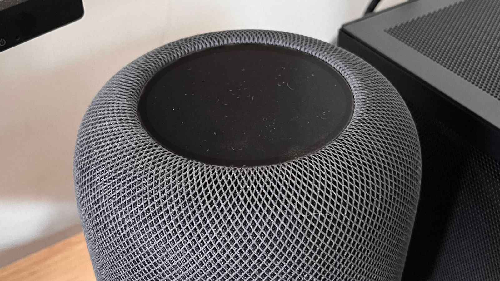 疑似带显示屏的HomePod组件曝光 显示了圆形的光滑玻璃-第2张图片