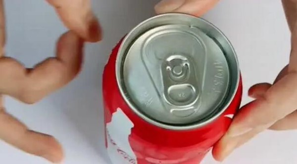 蚂蚁庄园4月10日:罐装可乐打开后容易飞溅。以下哪种方法有助于避免这种情况？-第3张图片