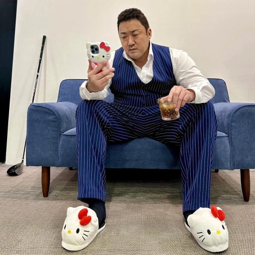 这是真爱！马东锡晒新照穿HelloKitty拖鞋-第1张图片