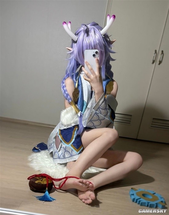 这衣服平胸都嫌光 赤足让女孩更幼态的囧图-第1张图片