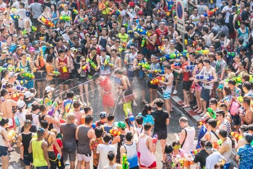 泼水节女子被高压水枪滋伤眼睛：官方回应-第2张图片