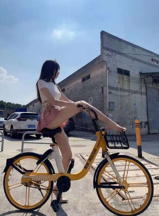 女游客因颜值出众被当人妖 为何全员穿胶衣的囧图-第2张图片