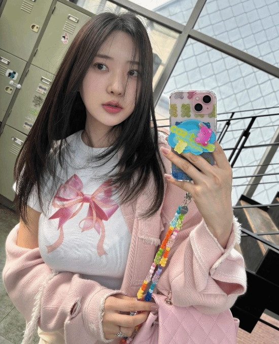 接住泼天流量！女主体模在刚刚ins介绍中加上《星刃》-第5张图片