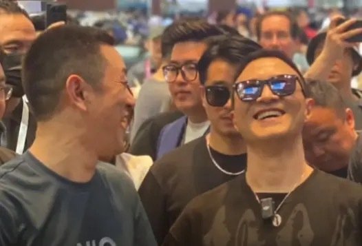 汪峰打卡蔚来展台：李斌亲自接待 共同体验无麦K歌-第1张图片