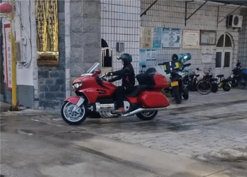 全球首款水平对置8缸！魏建军骑上了长城首款摩托车-第2张图片