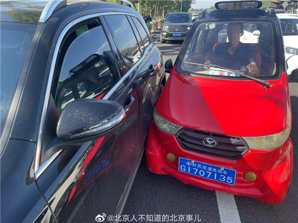 高速公路惊现老头乐：车速仅60码 极其危险-第1张图片
