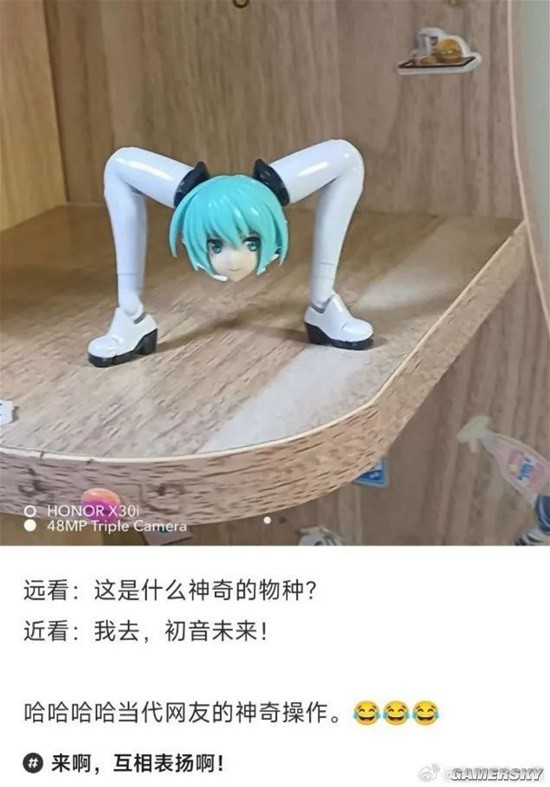 包臀裙就是不好下蹲 显眼包女高的囧图-第3张图片