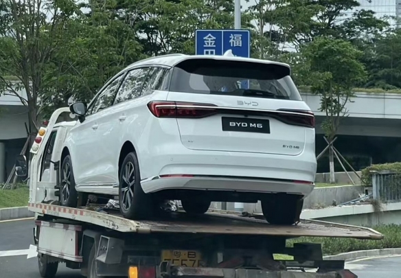 最新曝光的比亚迪M6无伪装谍照 高颜值MPV的全新设计-第2张图片