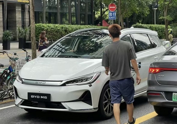 最新曝光的比亚迪M6无伪装谍照 高颜值MPV的全新设计-第1张图片