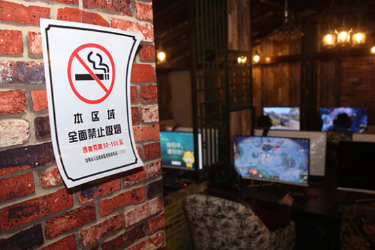 即使你玩手机游戏?女子带宝宝去网吧玩游戏。二手烟输出在脸上。-第6张图片 即使你玩手机游戏?女子带宝宝去网吧玩游戏。二手烟输出在脸上。-第6张图片