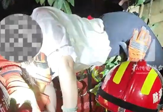 腰子一疼：女子翻围栏摘枇杷被铁刺扎进腰部8cm-第2张图片