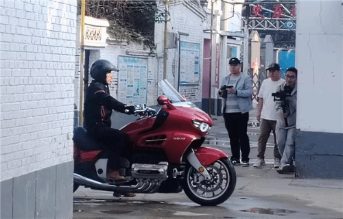 全球首款水平对置8缸！魏建军骑上了长城首款摩托车-第1张图片