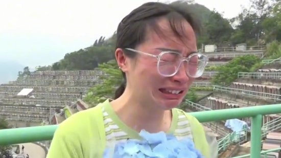 黄家驹墓碑被毁歌迷扫墓痛哭:四川专程过来便闻噩耗-第2张图片