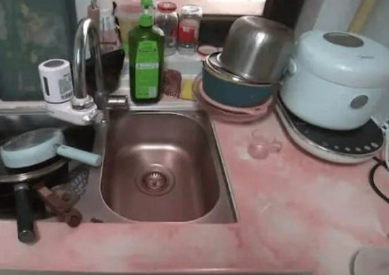 全屋变成“粉色定制” 业主懵了：物业检测惹争议-第2张图片