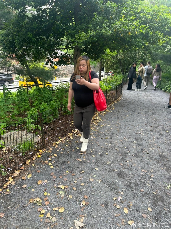 中国初代网红在美国被偷拍 最新照引围观：凤姐回应称尊重隐私 拒绝偷拍-第1张图片